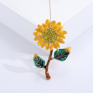 เข็มกลัดคริสตัลประดับเพชรเคลือบทองคำขาวแบบกำหนดเอง Noble Sunflower ป้องกันการลื่นไถล เครื่องประดับโลหะผสม ของขวัญสำหรับเข้าเรียนมหาวิทยาลัย ของขวัญแต่งงาน สำหรับทุกเพศ - Product Image 4