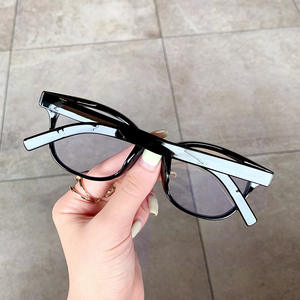 Lunettes anti-lumière bleue de style coréen avec monture noire, monture en PC, verres plats unisexes pour étudiants et usage quotidien - Product Image 1