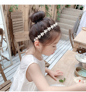 Fasce e Cerchietti per Capelli per Bambini. Simpatica fascia per capelli antiscivolo con piccoli fiori e bordi dentellati. Accessorio per capelli ricci per bambina. - Product Image 1