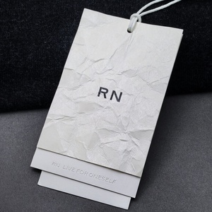 Étiquettes de vêtements en papier texturé froissé à trois couches avec slogan en relief, étiquettes suspendues pour les vêtements de créateurs indépendants - Product Image 1