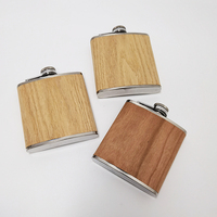 Logo personnalisé 6oz Mini fiole de hanche à liqueur en acier inoxydable avec design moderne fiole à liqueur à grain de bois pour le voyage pour hommes et femmes