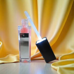 Tube de brillant à lèvres en plastique avec lumière led de 7ml 10ml avec miroir tube de luxe transparent personnalisé vide de marque privée - Product Image 6