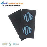Fournisseur d'étiquettes en cuir souple cousu sur des patchs en daim de silicone de logo en relief 3D colorés personnalisés pour t-shirt