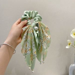 Serre-têtes en tissu en gros avec pendentif fleur, nœuds de cheveux à long ruban, chouchous élastiques avec motif perle élégante - Product Image 4