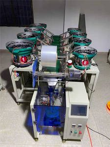 Alimentação manual de material de ferragens irregular, tamanho grande, saco, ferramentas, kit manual, máquina de embalagem de fluxo vertical com transportador - Product Image 4