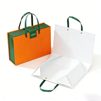 Boîte cadeau rigide de luxe avec poignée rabattable et fermeture magnétique, logo personnalisé, estampage à chaud doré, finition mate, petite taille, recyclable, matériaux recyclés