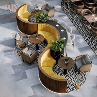 Canapé en cuir incurvé avec cadre en bois et table ronde en bois et chaise en rotin pour café
