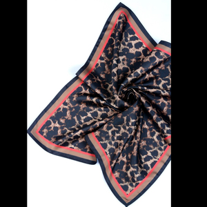Bandana classique à imprimé léopard, petit foulard carré effet soie, en polyester satiné, ourlet machine, tendance - Product Image 2