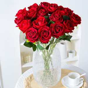 Arrangement de Bouquet de Fleurs de Mariage Artificielles Centre de Table Floral en Soie avec Roses Rouges et Blanches Artificielles pour Mariage - Product Image 5