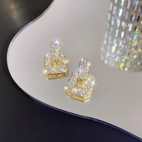 Orecchini con strass scintillanti e montatura quadrata cava