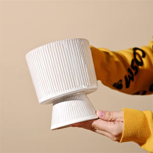 <span class=keywords><strong>Vaso</strong></span> in porcellana bianco lucido in stile cinese puro moderno <span class=keywords><strong>con</strong></span> supporto per piedi <span class=keywords><strong>con</strong></span> striscia verticale in rilievo <span class=keywords><strong>con</strong></span> Design rustico feste natalizie - Product Image 6