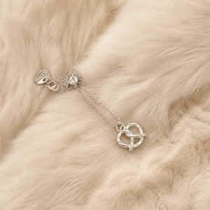 Collier pendentif nœud pretzel incrusté de CZ, élégant, pour femme, personnalisable, vente en gros OEM/ODM - Product Image 3