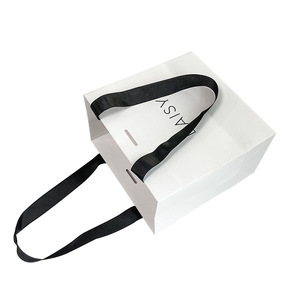 Bolsas de Papel Kraft Blancas y Marrones Impresas Personalizadas con Asas para Regalos y Compras, con Cierre Magnético Digital, Promocionales y Reciclables - Product Image 1