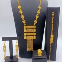 Parure de bijoux plaqué or 24 carats de Dubaï pour femme, comprenant collier pendentif, boucles d'oreilles, bracelet et bague, avec long pompon arabe en alliage, idéale pour mariage et mariée
