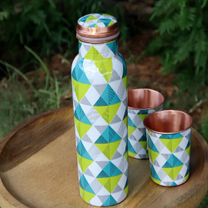 Juego de Botellas de Agua de Cobre con Diseño Geométrico de Triángulos en Mosaico, Recubrimiento de Esmalte Verde y Azul, con 2 Vasos sin Juntas - Product Image 1