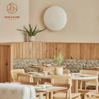 Ensemble de table à manger carrée en bois naturel avec chaises de café en rotin, canapé en tissu gris pour café et restaurant modernes