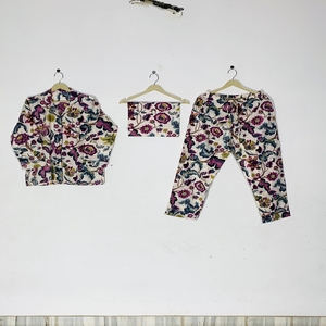 Nouvel ensemble de pyjama imprimé floral uni - Vêtement de nuit en coton à col rabattu, tenue de nuit et de détente bohème d'été pour femme, idéal comme cadeau - Product Image 1