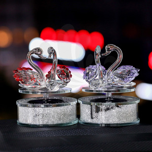 Ornement de voiture en forme de cygne en cristal, décoration rotative en verre à énergie solaire, cadeau de mariage pour les couples - Product Image 2