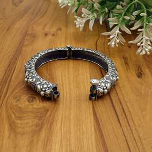 Hecho a mano fabuloso trabajo de flores vintage chitai pulsera de brazalete cultural, joyería oxidada tradicional para ella - Product Image 2
