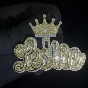 Pendentif Lettre Hip Hop avec Micro-Pavé de Diamants en Forme de Couronne pour Hommes et Femmes, Idéal pour le Streetwear ou le Style Rappeur - Product Image 1