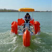 Équipement de jeux aquatiques d'extérieur - Tricycle aquatique à 3 grandes roues avec pédalier et pare-soleil pour parcs d'attractions et utilisation en mer, en matériau PE