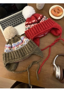 Chapeau en tricot de ski rétro Fair Isle pour femmes Épaissie Chaleur Protection des oreilles Chapeau tricoté <span class=keywords><strong>à</strong></span> <span class=keywords><strong>pompon</strong></span> pour l'automne hiver Tissu de haute qualité - Product Image 5