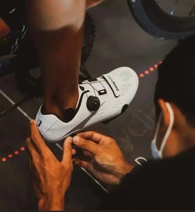 Chaussures de vélo de <span class=keywords><strong>route</strong></span> Darevie avec semelles en fibre de carbone, qualité supérieure, respirantes, baskets de course unisexes - Product Image 2