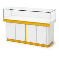 Vitrine d'exposition de style chinois en panneaux stratifiés blancs avec bordure dorée, éclairage LED et îlot en verre pour boutique de détail et exposition de parfums
