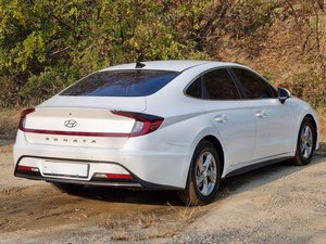 Voiture coréenne blanche 2020, berline moyenne à essence, phares LED, système de maintien au voie (LDWS), sièges chauffants et ventilés. - Product Image 2