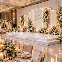 Plateforme de scène en acrylique blanche brillante modulaire à plusieurs niveaux pour cérémonie de mariage, salle de bal d'hôtel, réception, location d'événements