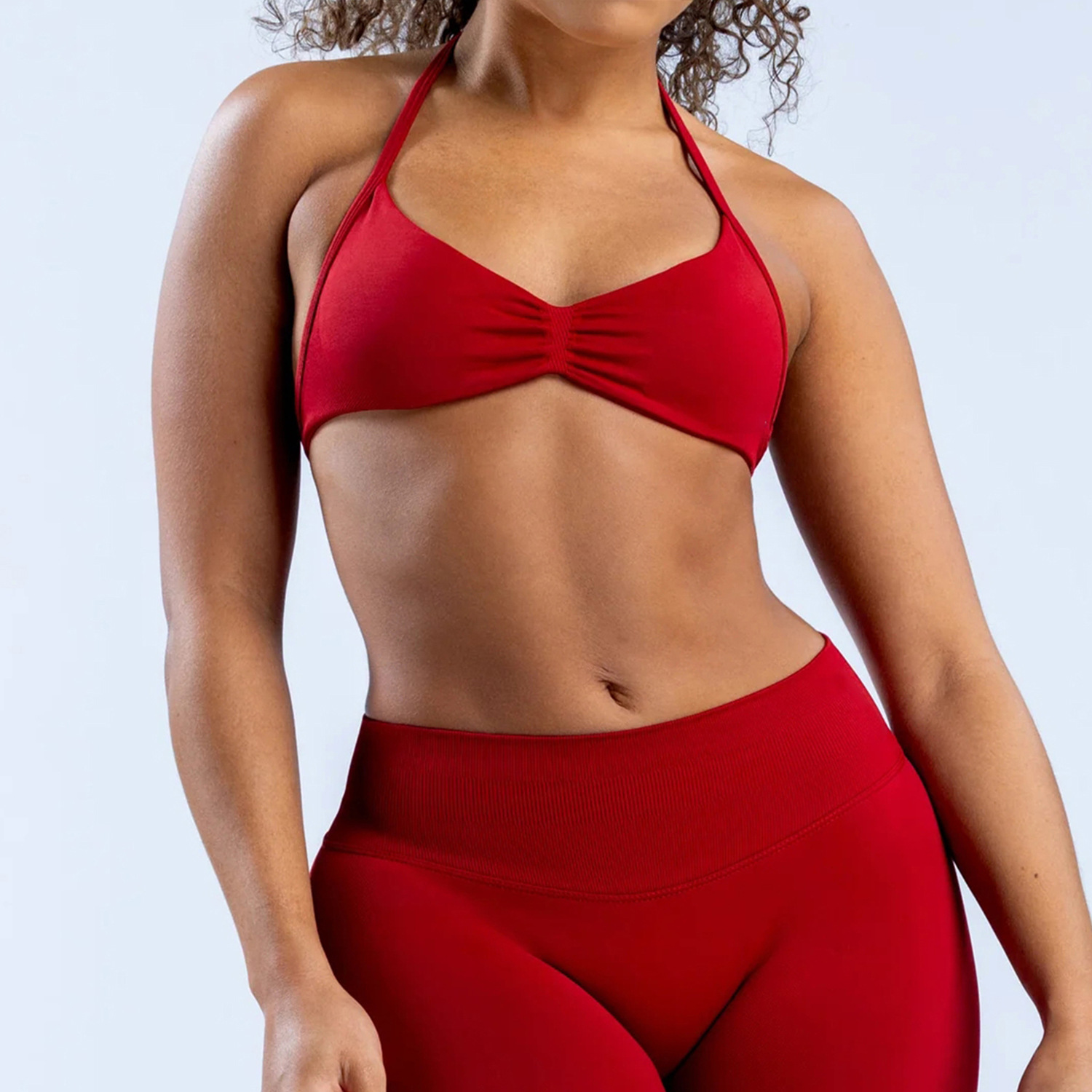 เสื้อชั้นในแบบฮัลเตอร์สีเบอร์กันดีและกางเกงขายาวสีเบอร์กันดี