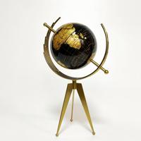 Ornement de globe terrestre en métal artisanal, style moderne minimaliste de luxe, avec cadre en fer, décoration artistique géométrique pour la maison, le bureau, le salon, ou comme objet de table.