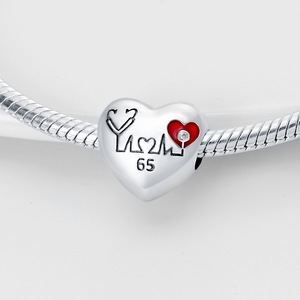 Este colgante de latón blanco en forma de corazón, con circonitas, llena de amor, es el regalo perfecto para tu pareja y familia. - Product Image 4