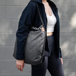 Sac de courses pliable anthracite avec fermeture éclair, ultra-léger, multi-usages, en tissu Ripstop auto-réparant, avec sangle en microfibre - Product Image 2