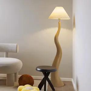 リビングルームの寝室のためのスイッチコントロールバルコニーアートデザイナーフロアランプ付きのモダンなバウハウススタイルの樹脂フロアランプ