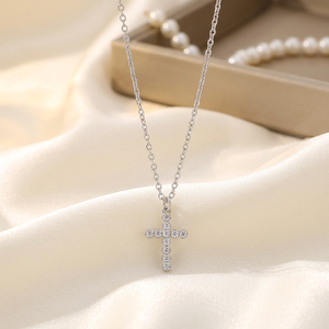 Collier élégant pour femme, style décontracté et chic, avec chaîne fine croisée à la clavicule, orné de diamants, en acier inoxydable plaqué or 18 carats, durable - Product Image 1