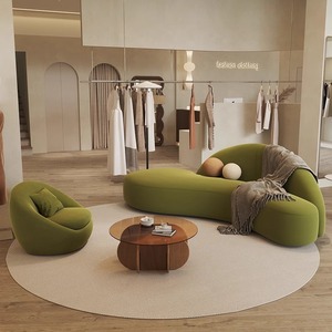 El área de descanso del sofá de forma irregular sirve para tiendas de ropa y salones de belleza para mujeres negras que ofrecen un sofá de lujo informal - Product Image 1