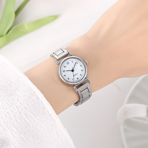 Montre à quartz élégante et polyvalente pour femme, au design simple ; bracelet en acier élégant et décontracté pour les lycéennes et les lycéennes supérieures. - Product Image 5