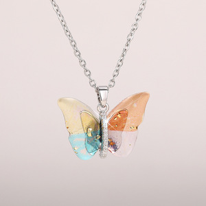 Ciondolo a forma di farfalla in resina placcato argento, regalo unisex, gioielli alla moda, ciondoli a tema carino - Product Image 1