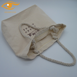 Bolso de mano de lona de algodón resistente personalizado, bolso de compras plegable grande con correa para el hombro, color natural con patrón de letras - Product Image 2