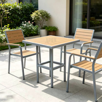 Table de salle à manger extérieure pour projet de complexe hôtelier au bord de la piscine, avec plateau en lattes de polywood et jantes en alliage thermolaqué anti-corrosion