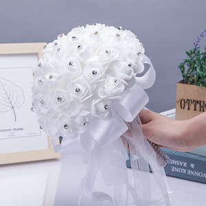 Bouquet de Mariage Romantique Blanc en Soie avec Diamants Artificiels et Roses pour la Mariée - Product Image 1