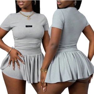 ชุดเซ็ตสองชิ้นขายดีปี 2025 รุ่นใหม่สำหรับฤดูร้อน เสื้อแขนสั้นสีพื้นเรียบหรูสำหรับผู้หญิง พร้อมกระโปรงสั้นเหนือเข่า - Product Image 3