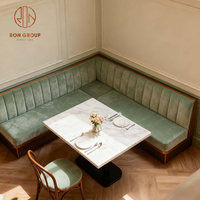 Ensemble de mobilier élégant et moderne : Tabourets de bar carrés en pierre frittée et velours vert, table, chaise, canapé et banquette pour café, restaurant, hôtel