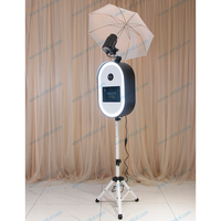 Photomaton pour événements à prix abordable avec écran 10,1 pouces, imprimante et appareil photo, incluant un flight case et un anneau lumineux RGB