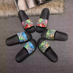 Sandalias de Diseñador Originales de Lujo en Cuero Genuino, Pantuflas Planas para Vacaciones con Estampado Floral, Sandalias de Playa de Verano para Parejas - Product Image 4