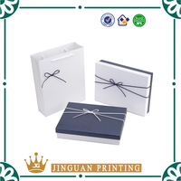 Boîtes de présentation rigides portables de luxe en papier d'art avec fenêtre, doublure en éponge et poignée, pour bijoux, colliers, bracelets, avec gaufrage et impression à chaud dorée