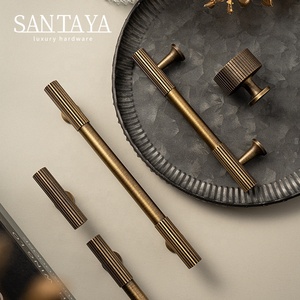 Poignées Santaya en laiton massif bronze antique, à longues poignées en T côtelées pour armoires de chambre et tiroirs de cuisine - Product Image 1