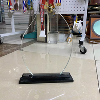 Trophées en cristal K9 vierges en gros à Guangzhou, prix bas, trophées en verre personnalisés avec base noire