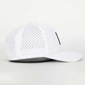 Casquette de baseball Gorras imperméable avec logo en PVC personnalisé à 5 panneaux, chapeau de papa de golf perforé en polyester spandex blanc avec trou découpé au laser - Product Image 4